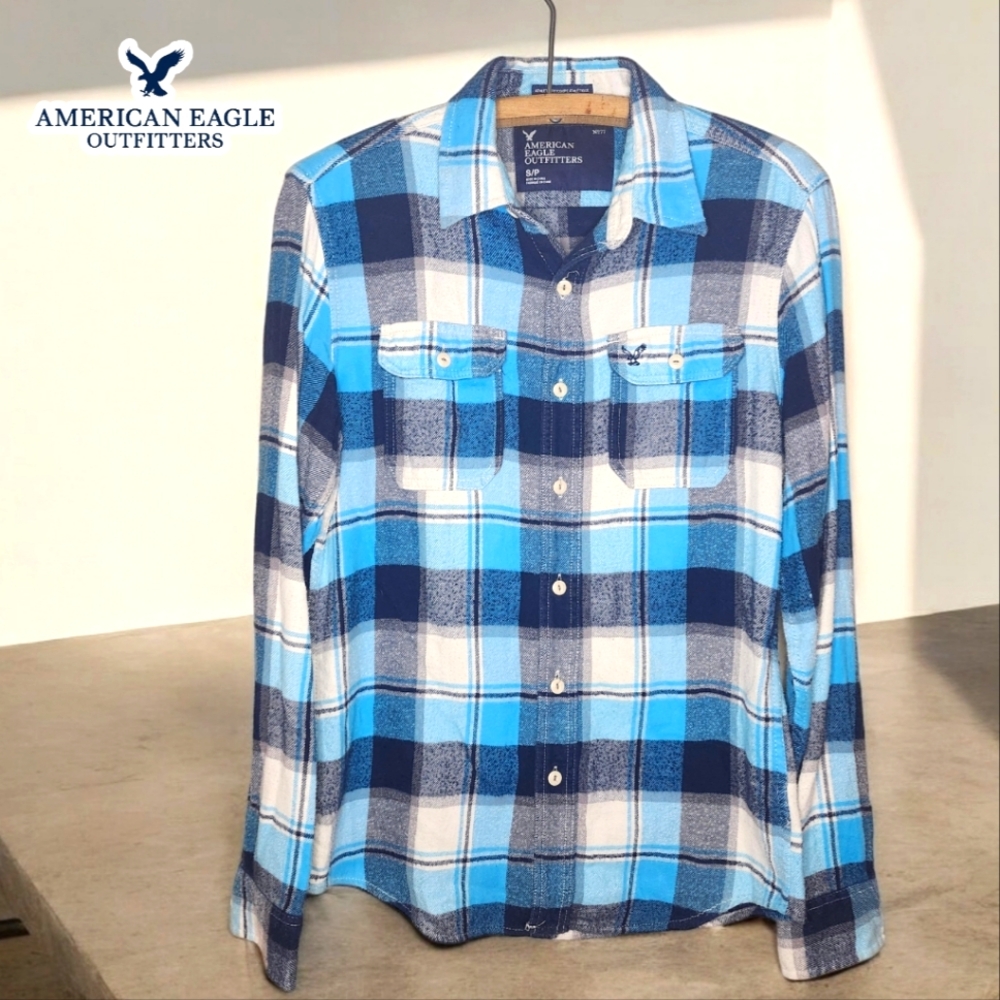 AMERICAN EAGLE Men’s long sleeve button down flannel- Small